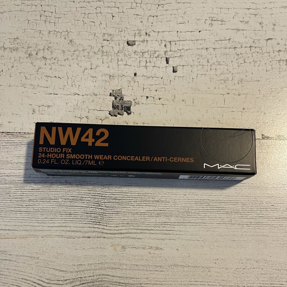 MAC STUDIO FIX 24 HOUR SMOOTH WEAR CONCEALER TAN BROWN, APPLICATOR, NW42